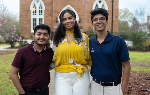 三名十大玩彩信誉平台荣誉学院的学生, from left, Suhas Patil, 凯特琳·里金斯和戴夫·梅塔, 最近排名第三, 在阿拉巴马科学学院会议的研究海报竞赛中获得第二名和第一名.